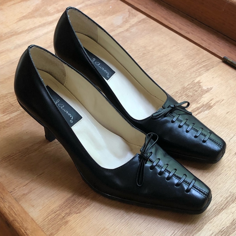 VTG Black pointy toe lace-up bow detail heels EUC